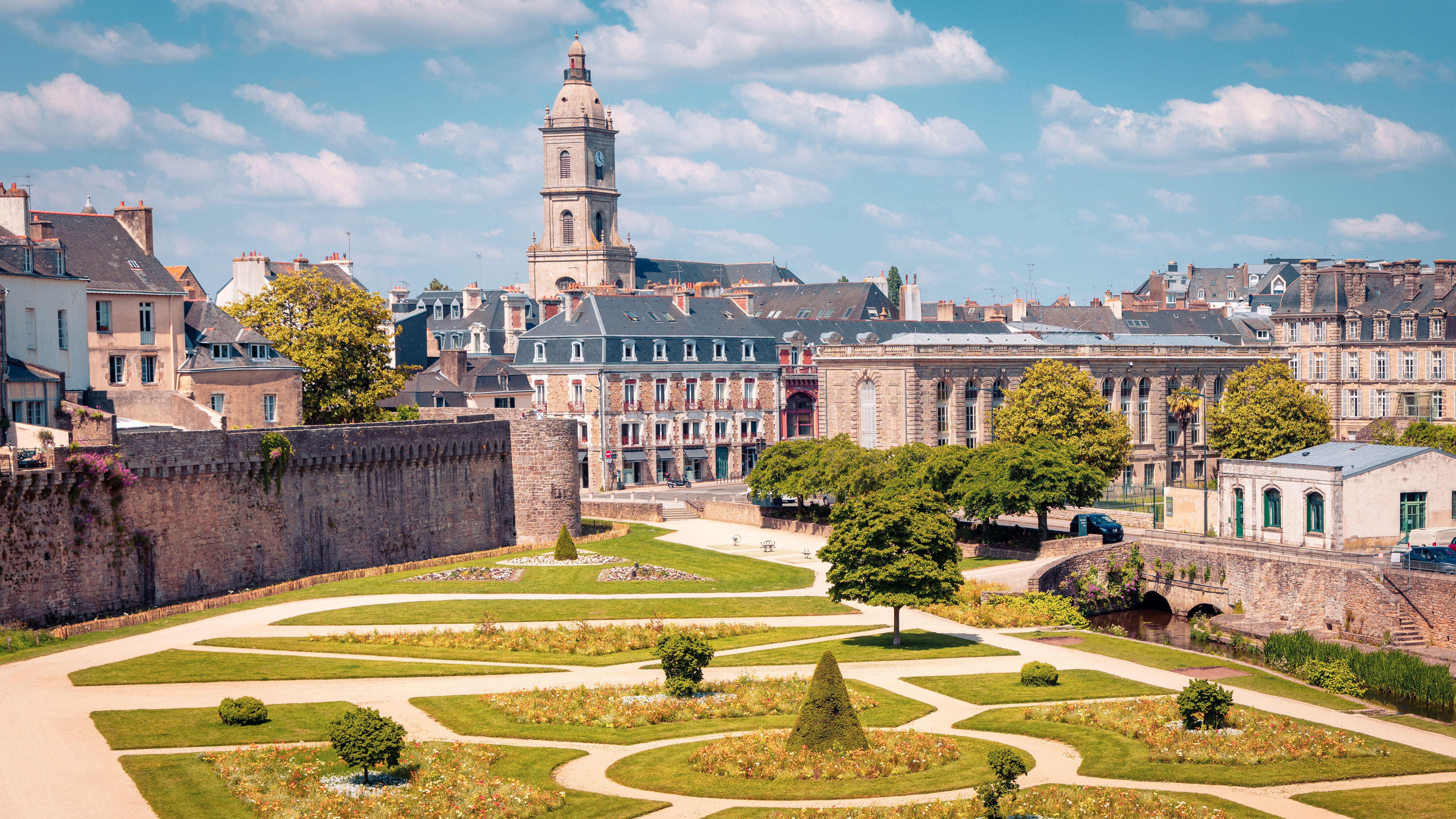 Photo du centre ville historique de la ville de Vannes, avec le jardin des remparts et la cathédrale Saint-Pierre en fond.  
