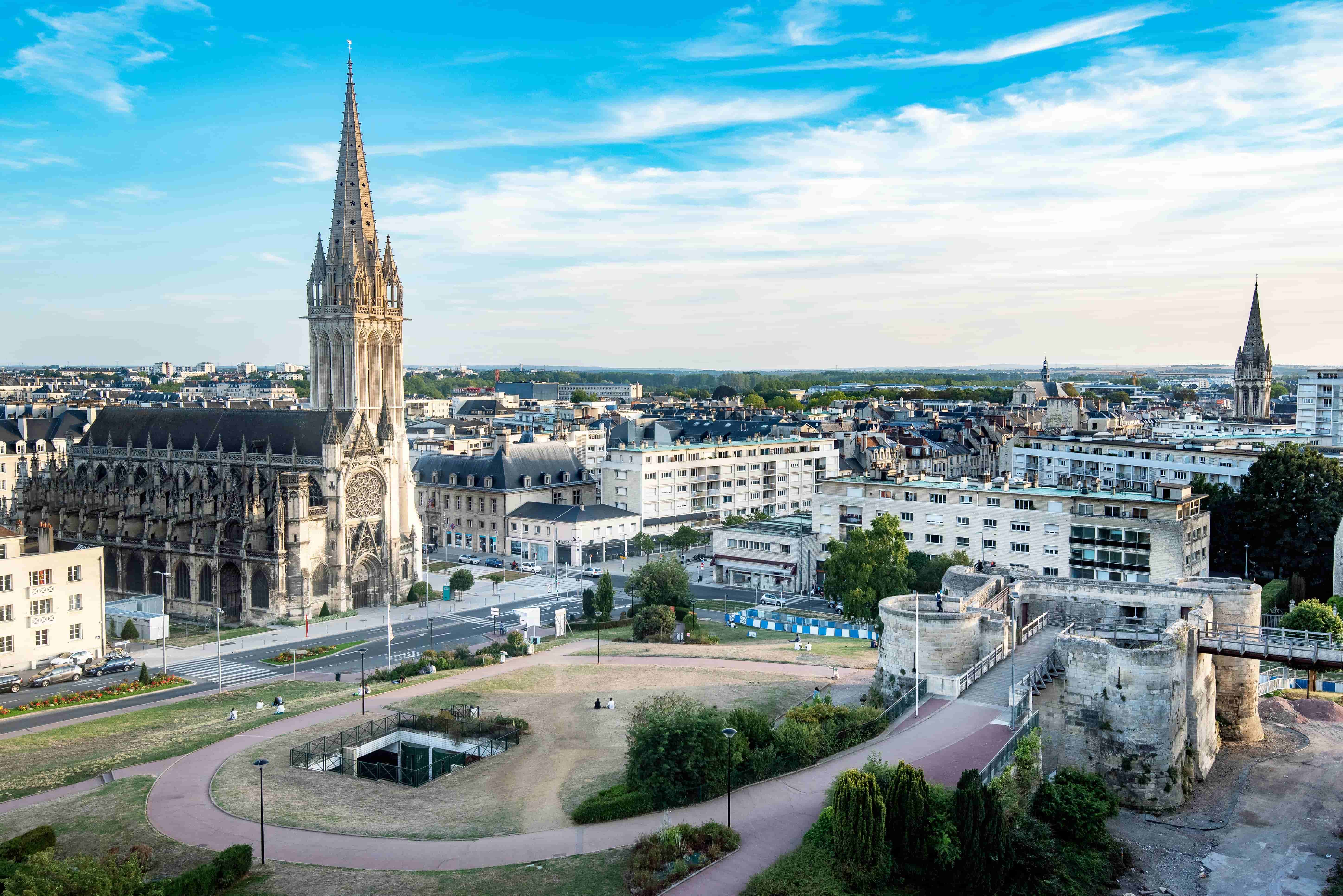 Photo du centre historique de Caen, avec la cathédrale et les bâtiments autour avec une vision drone